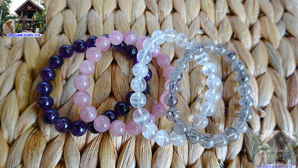 Nên chọn đá vừa vặn với tay của trẻ nhỏ Nên chọn đá vừa vặn với tay của trẻ nhỏ