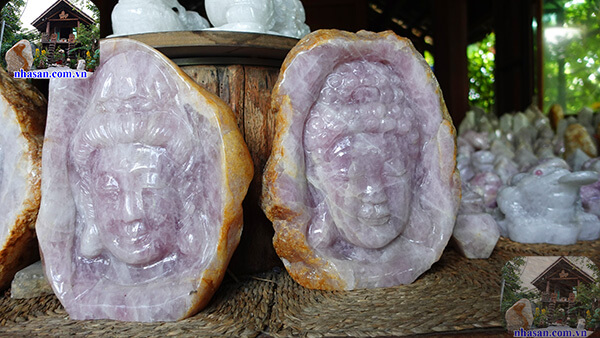 Tượng mắt Phật được tạo từ đá thạch anh hồng Tượng mắt Phật được tạo từ đá thạch anh hồng
