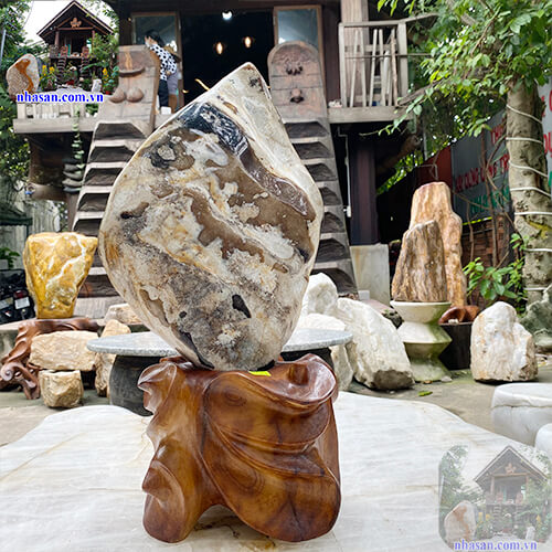 Trụ đá canxedon xám trắng mang vẻ đẹp thiên nhiên độc đáo Trụ đá canxedon xám trắng mang vẻ đẹp thiên nhiên độc đáo