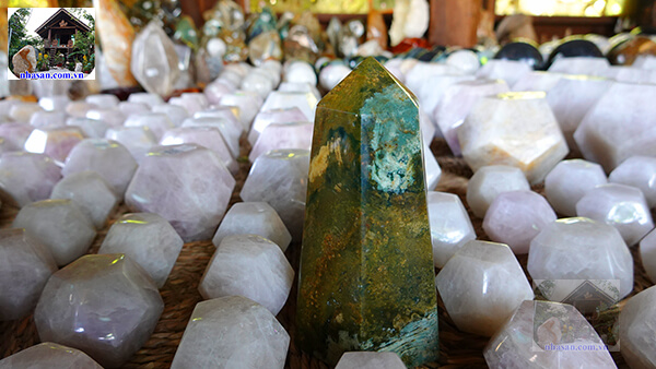 Trụ đá thạch anh canxedon phong thủy