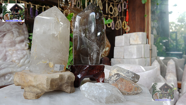 Trụ đá thạch anh ám khói