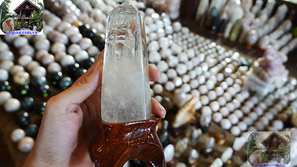 Trụ đá thạch anh tinh thể thích hợp đặt trên bàn làm việc