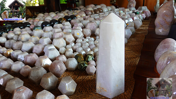 Trụ đá thạch anh trắng