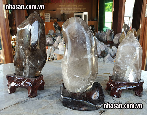 Trụ đá thạch anh ám khói