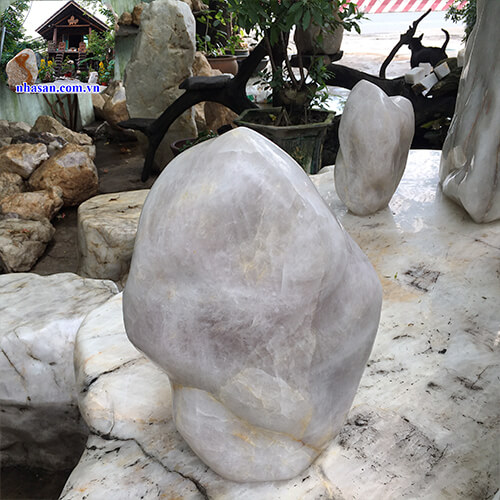 Trụ đá thạch anh cải thiện phong thủy Trụ đá thạch anh cải thiện phong thủy