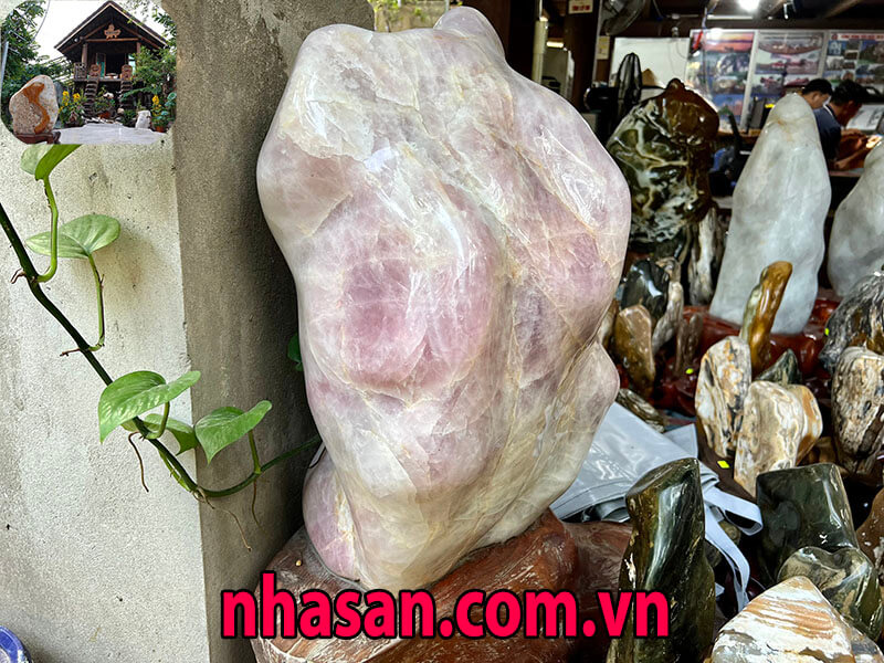 Trụ đá thạch anh hồng nguyên khối đánh bóng