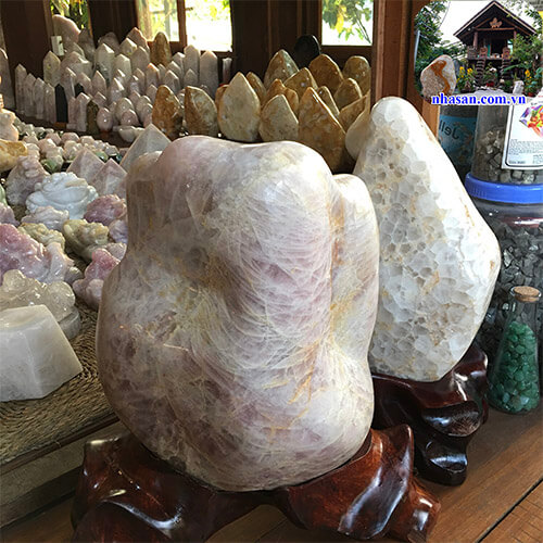 Trụ đá thạch anh hồng tự nhiên nguyên khối phong thủy T430-2 Trụ đá thạch anh hồng tự nhiên nguyên khối phong thủy T430-2