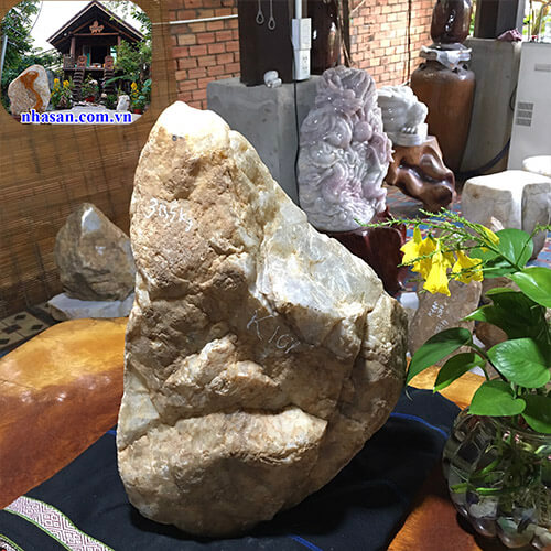 Trụ đá thạch anh hồng thô khử tia ác xạ K101-3 Trụ đá thạch anh hồng thô khử tia ác xạ K101-3