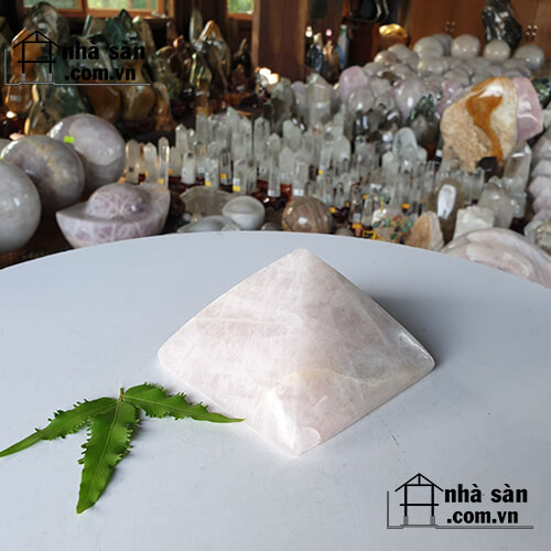 Trụ Đá Thạch Anh Kim Tự Tháp