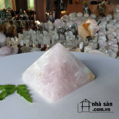 Trụ Đá Thạch Anh Kim Tự Tháp