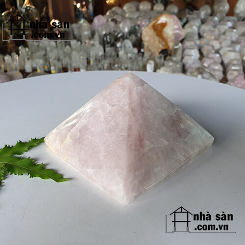 Trụ Đá Thạch Anh Kim Tự Tháp