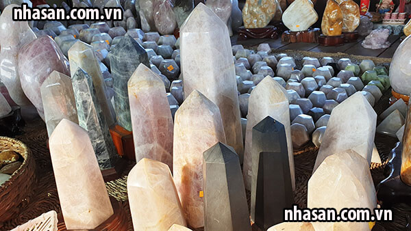 Trụ đá thạch anh kim tự tháp