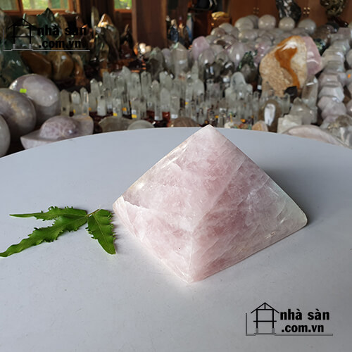 Trụ Đá Thạch Anh Kim Tự Tháp