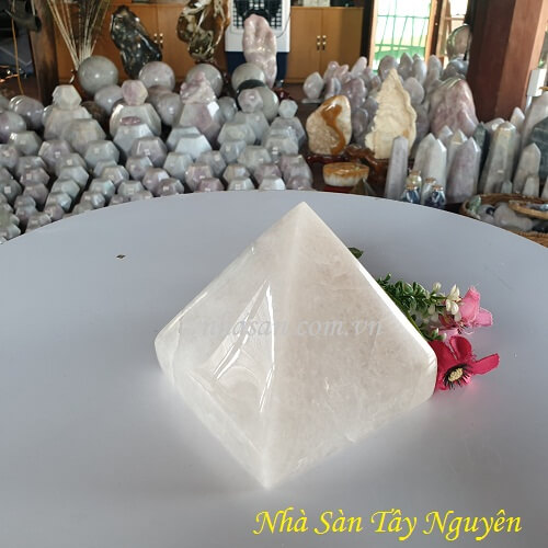Vietnam Quartz Rock Pyramid Natural Stone Pyramid