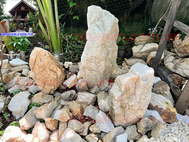 Trụ đá thạch anh nguyên khối trang trí sân vườn