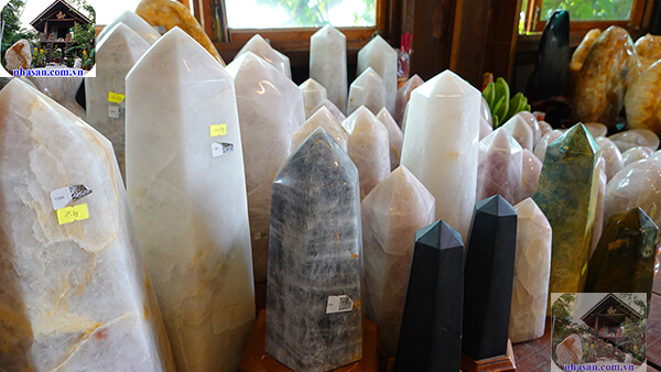 Trụ đá thạch anh có nhiều màu sắc, kích thước khác nhau