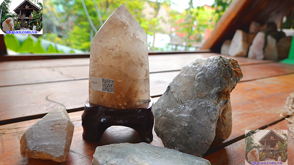 Trụ đá thạch anh ám khói