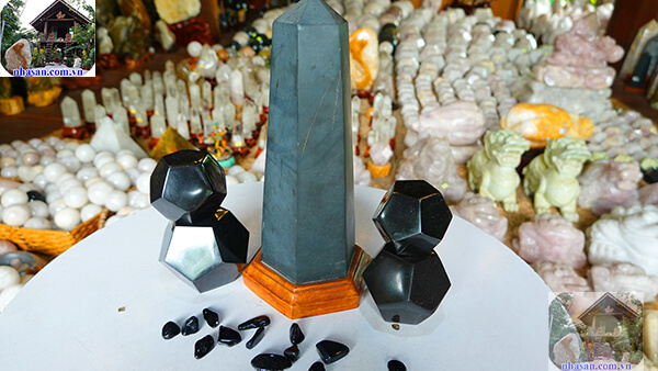 Trụ đá thạch anh đen là biểu tượng của sự quyền lực