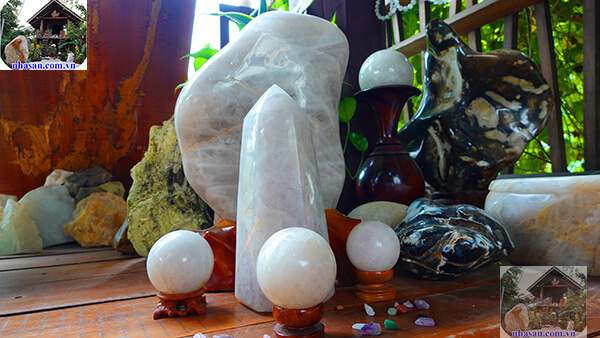 Trụ đá thạch anh trắng chứa vẻ đẹp kiêu sa lộng lẫy