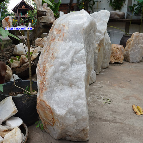 Trụ đá thạch anh thô trắng nguyên khối trấn trạch trừ tà K69-3 Trụ đá thạch anh thô trắng nguyên khối trấn trạch trừ tà K69-3