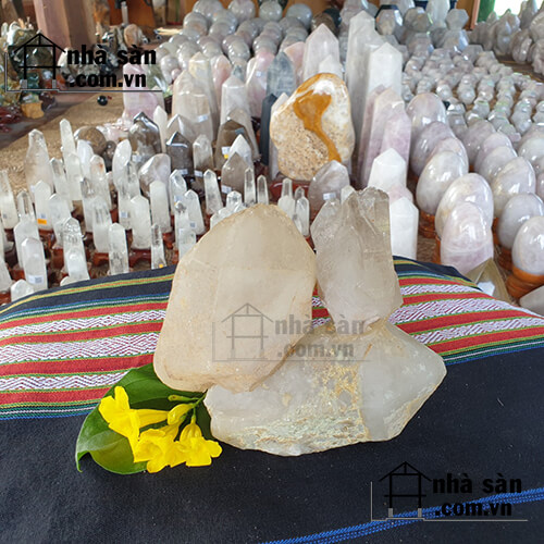 Trụ Đá Thạch Anh Tinh Thể Trắng