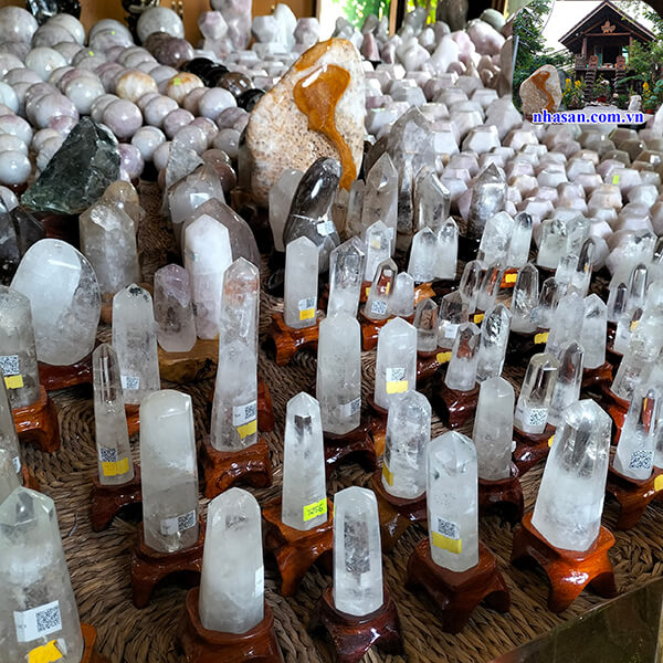 Trụ Đá Thạch Anh Tinh Thể Trắng Trụ Đá Thạch Anh Tinh Thể Trắng