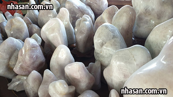 Trụ đá thạch anh phớt hồng