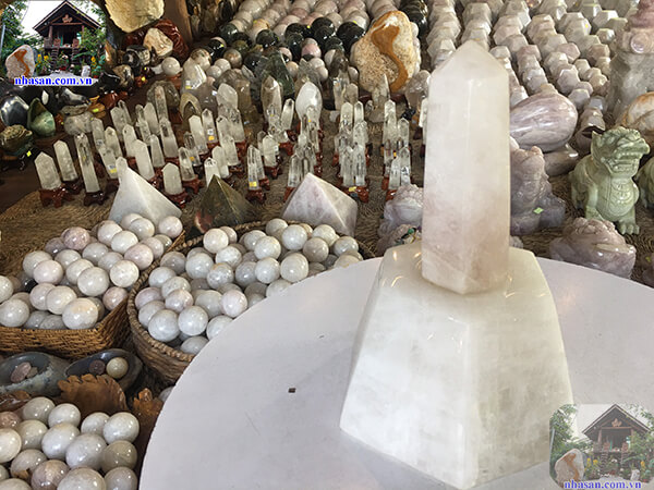 Ý nghĩa và tác dụng của trụ đá thạch anh trắng