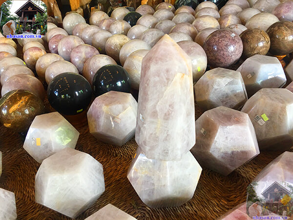 Trụ đá thạch anh trắng là gì?