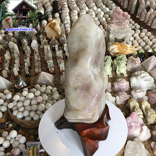 Trụ đá thạch anh trắng hồng tự nhiên Trụ đá thạch anh trắng hồng tự nhiên