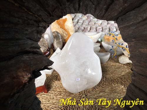 Trụ Đá Thạch Anh Trắng Tại Nhà Sàn Tây Nguyên