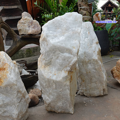 Trụ đá thạch anh trắng thô nguyên khối K66-3 trấn trạch Trụ đá thạch anh trắng thô nguyên khối K66-3 trấn trạch