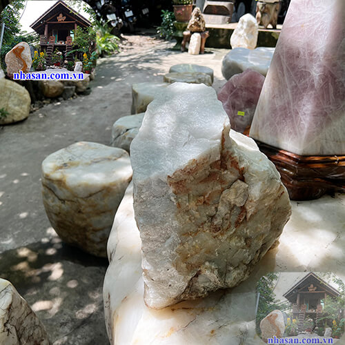 Trụ đá thạch anh trắng thô tự nhiên nguyên khối Trụ đá thạch anh trắng thô tự nhiên nguyên khối