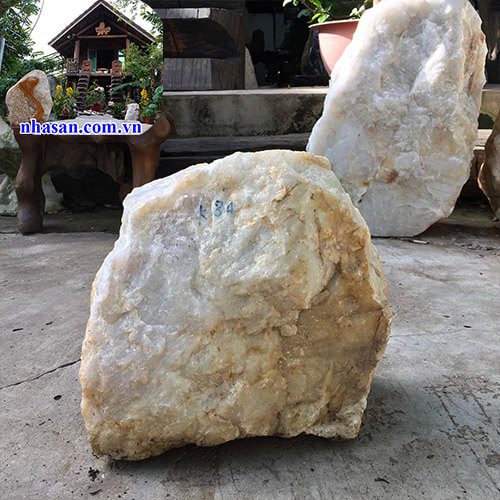 Trụ đá thạch anh trắng thô tự nhiên nguyên khối K84-1 Trụ đá thạch anh trắng thô tự nhiên nguyên khối K84-1