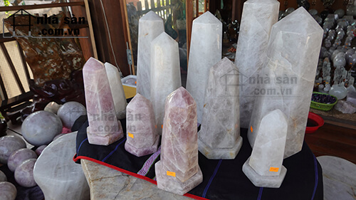 Trụ Đá Thạch Anh Tự Nhiên Tại Nhà Sàn Tây Nguyên