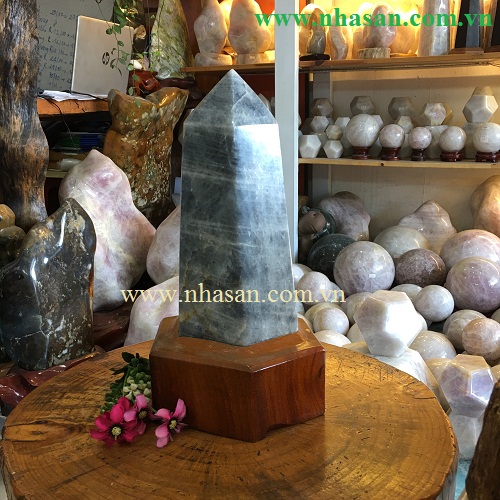 Dark Gray Quartz Stone Head