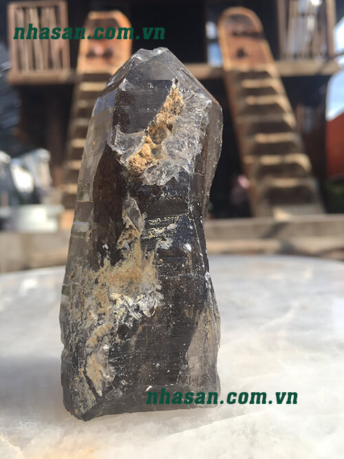 Trụ đá thạch anh xam khói Việt Nam