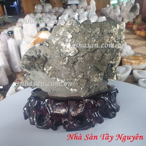 Trụ Đá Vàng Găm Phong Thủy