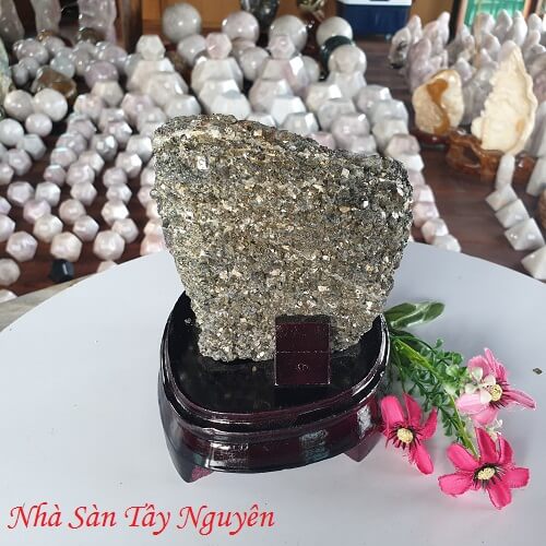 Yellow Feng Shui Pillar Putting Feng Shui Work Desk