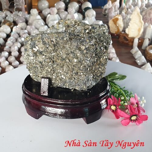 Trụ Đá Vàng Găm Phong Thủy Thu Hút Tài Lộc