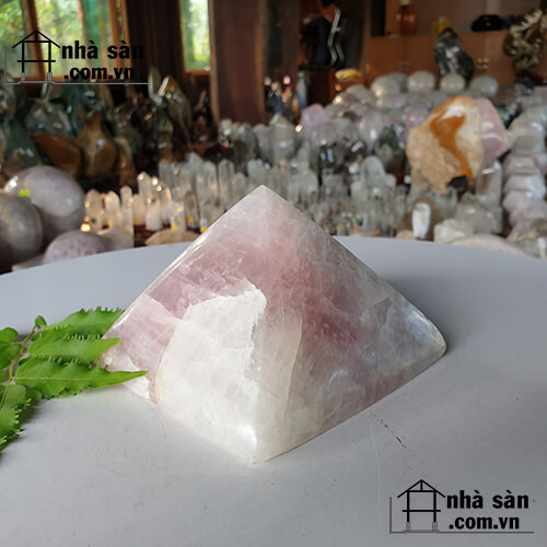 Trụ Kim Tự Tháp Đá Thạch Anh