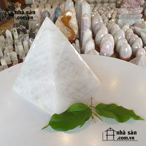 Trụ Kim Tự Tháp Đá Thạch Anh