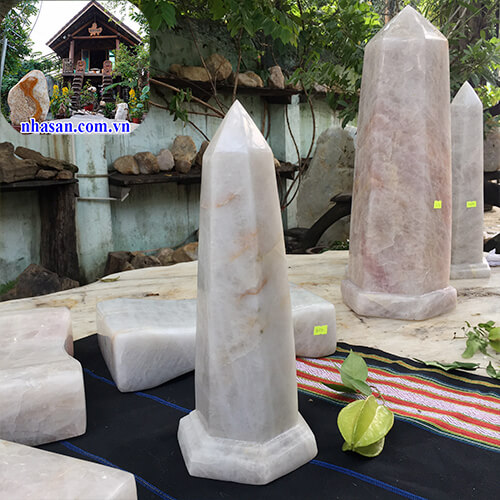 Trụ lục giác đá thạch anh trắng hợp mệnh kim và thủy Trụ lục giác đá thạch anh trắng hợp mệnh kim và thủy