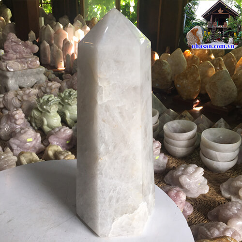 Trụ lục giác đá thạch anh trắng tự nhiên nguyên khối Trụ lục giác đá thạch anh trắng tự nhiên nguyên khối