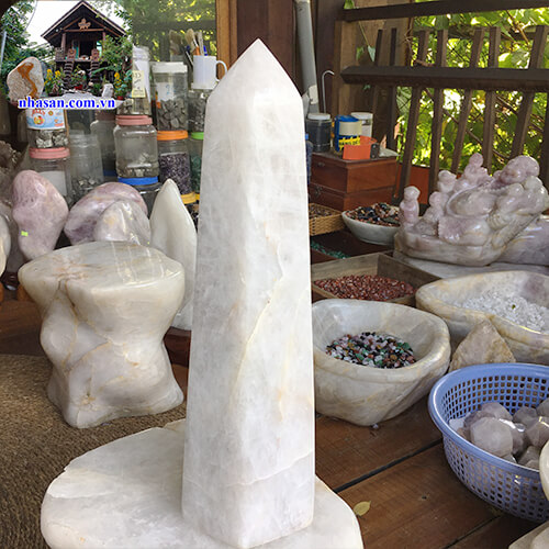 Trụ lục lăng đá thạch anh nặng 9.5kg Trụ lục lăng đá thạch anh nặng 9.5kg