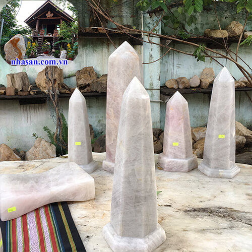 Trụ lục giác đá thạch anh trắng hợp mệnh kim và thủy Trụ lục giác đá thạch anh trắng hợp mệnh kim và thủy