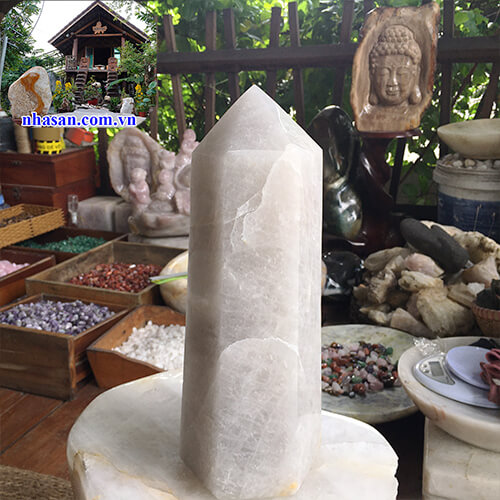 Trụ lục giác đá thạch anh trắng trấn trạch Trụ lục giác đá thạch anh trắng trấn trạch