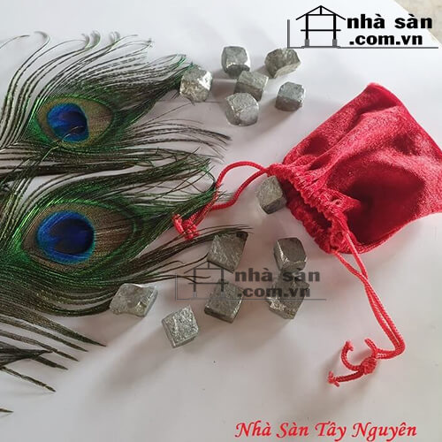 Túi đá vàng găm phong thủy may mắn