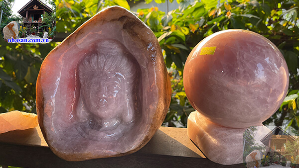 Điêu khắc Phật Bà Quan Âm trên đá thạch anh hồng