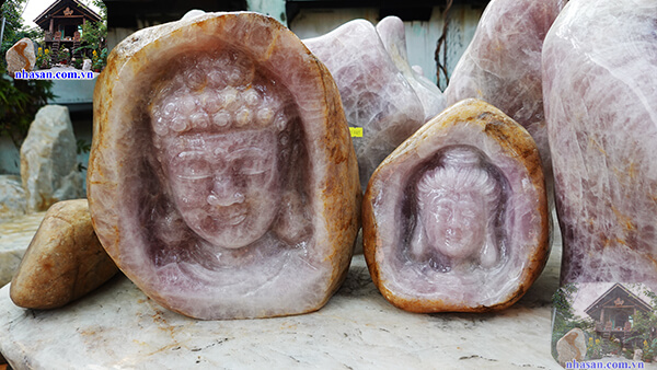 Tượng Phật Bà Quan Âm Trong Viên Đá Thạch Anh Hồng